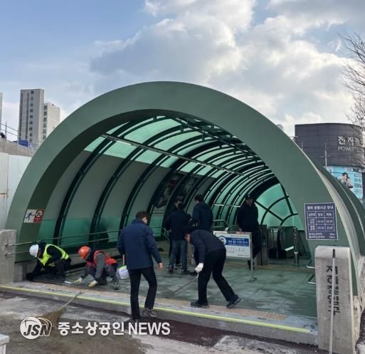 29일 오후, 공사, 건설본부, 시공사 관계자들이 상무역 5번 출입구의 시설 및 보행 안전상태를 최종 점검하고 있다.