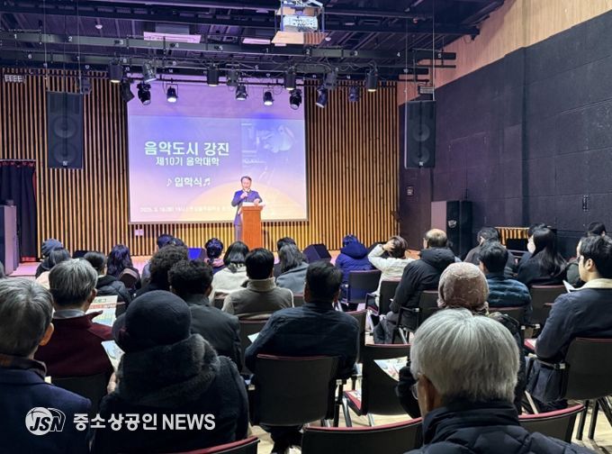 강진원 강진군수가 지난해 음악대학 수강생들가 인사를 나누고 있는 모습.