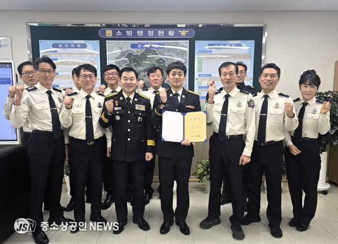 30.(금) 강진소방서장 및 소방교 이종찬 등 강진소방서 간부들이 승진자와 함께 기념사진 촬영