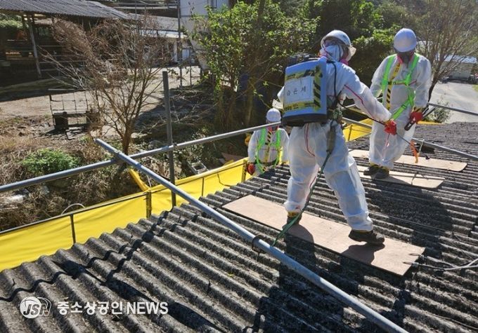 슬레이트 지붕을 철거하는 모습