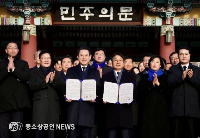 강기정 광주광역시장이 김영록 전라남도지사와 함께 지난 2일 국립5·18민주묘지에서 '통합 지방정부 추진 공동선언문'을 발표한 후 기념촬영을 하고 있다. /광주광역시 제공