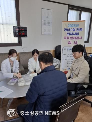 강진군 보건소 직원들이 항체 검사를 진행하고 있다.