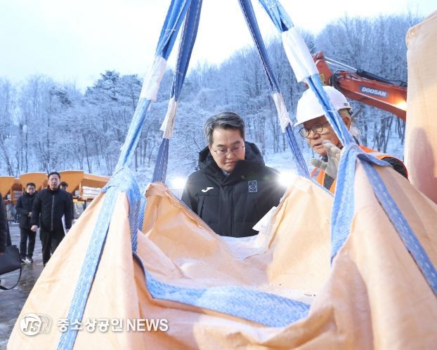 2일 오전 김동연 경기도지사가 수원시 제설전진기지를 현장방문하여 시설을 살펴보고있다.