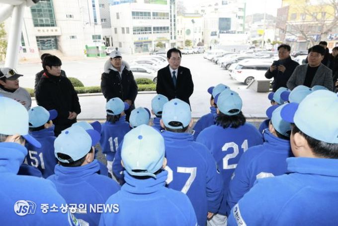 선수단을 격려하는 신우철 군수)