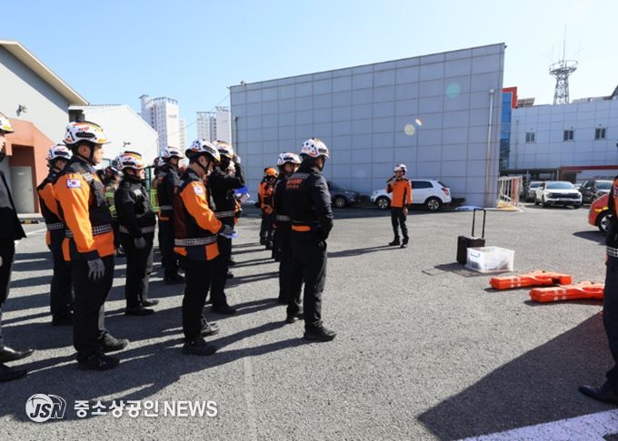 강진소방서 대응구조과장(소방령 김도출)이 훈련에 참석한 통제단 운영요원들을 향해 기본적인 사용법, 임무수행절차등을 설명하고 있다.