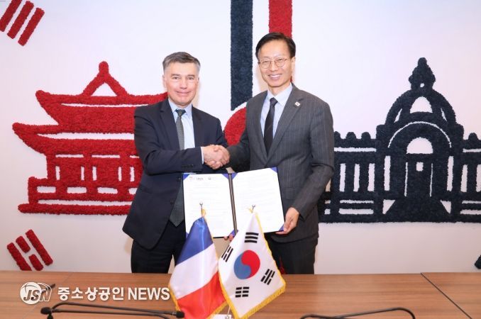 김용선 지식재산처장(오른쪽)이 파스칼 포흐(Pascal FAURE) 프랑스 산업재산청장과 워크플랜에 서명 후 기념촬영을 하고 있다.