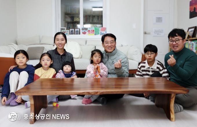 강진군 관계자가 옴천면에 거주중인 귀촌 가족의 가정을 방문했다.