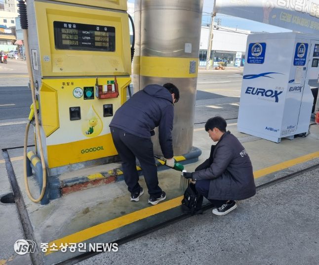 품질검사를 위해 관내 주유소 석유제품을 채취하는 모습.