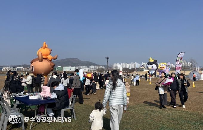 설렘 가득한 설 연휴, 오천그린광장은 벌써 ‘봄’... 인파로 북적