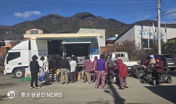 ‘찾아가는 이동장터’가 송광면과 외서면 내 상점이 없는 마을을 순회하며 주민들에게 생필품과 신선식품을 판매하고 있다
