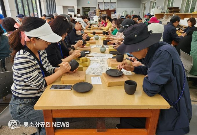 작년 제53회 청자축제장에서 청자빚기 체험중인 관광객들의 모습
