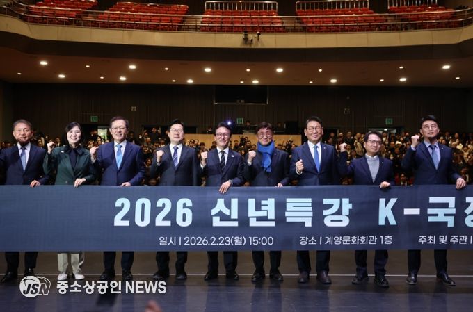 김민석 국무총리가 23일 인천 계양문화회관에서 열린 더불어민주당 인천시당 초청 K-국정설명회에서 특별강연을 하고 있다.