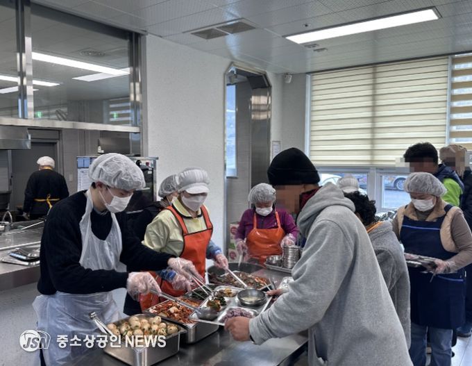 진도군 주민복지과 등 배식 자원봉사 통해 따뜻한 이웃사랑 실천