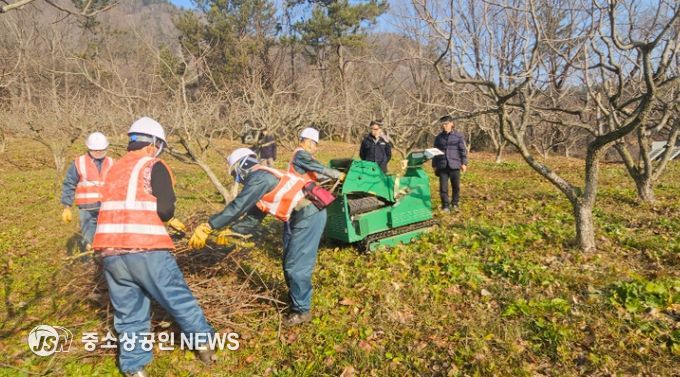 강진군산림조합이 영농부산물 파쇄를 현장에서 실시하고 있는 모습.