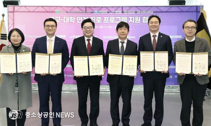 박일하 동작구청장(왼쪽 세 번째)이 지난 26일 동작구청에서 열린 ‘고교-대학 연계 진로 프로그램 지원 협약식’에 참석해 기념 촬영을 하고 있다. 왼쪽부터 김정희 총신대 입학처장, 김정웅 중앙대 입학처장, 박일하 동작구청장, 강순원 동작관악교육지원청 교육장, 장성연 숭실대 입학처장, 김동일 서울대 평생교육원장