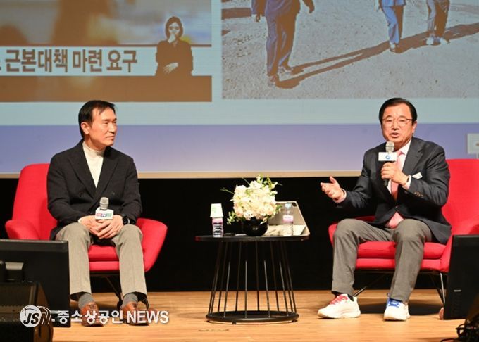 이현재 하남시장(오른쪽)과 임태희 경기도교육감이 지난 2025년 11월 26일 하남교육 토크콘서트 「하이 하남! 미래교육도시로 디자인하다」에 참석해 참석자들과 대담을 나누고 있다.