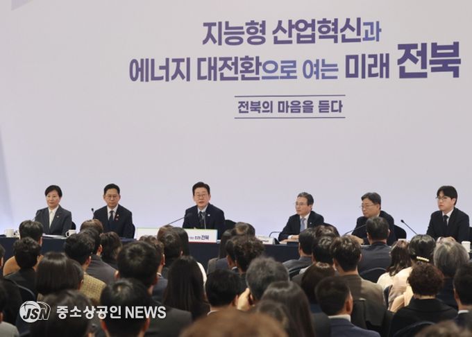 이재명 대통령이 27일 전북특별자치도 전주시 전북대학교에서 열린 '전북의 마음을 듣다' 타운홀미팅 간담회에서 발언하고 있다 사진제공=전북사진기자단