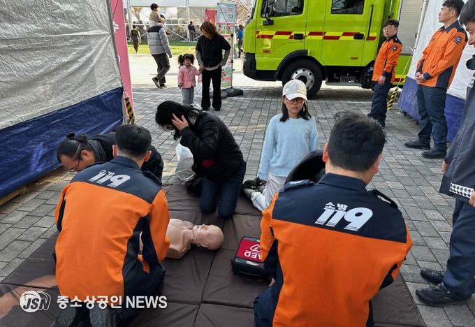 제54회 강진청자축제 119안전체험장에서 어린이와 부모님이 함께 심폐소생술을 배우고 있는 모습.