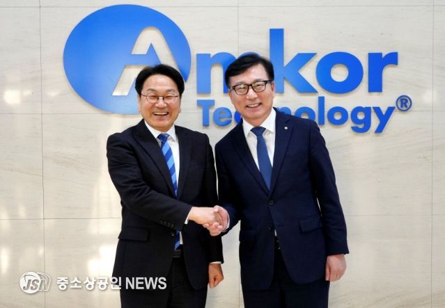 강기정 광주광역시장이 4일 북구 대촌동 앰코테크놀로지코리아 광주사업장을 찾아 이진안 앰코코리아 대표이사와 기념촬영을 하고 있다. /광주광역시 제공