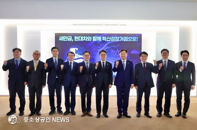 김민석 국무총리가 5일 전북 군산 새만금개발청에서 현대차그룹의 AI·로봇·에너지 거점 구축을 위한 9조원 규모 투자계획에 관해 설명을 듣고 있다.(국무조정실)